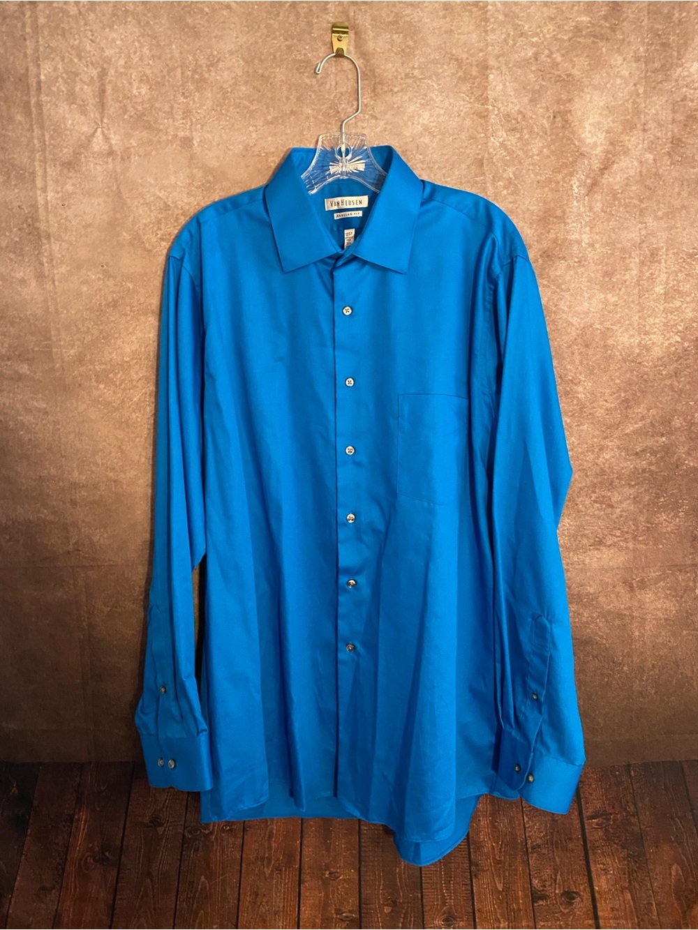 Van Heusen-men’s regular fit dress shirt-16.5” neck, 34/35” sleeve-blue-EUC